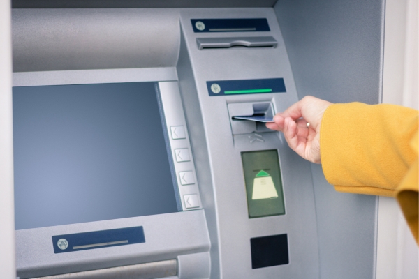 Những điểm nổi bật của thẻ thanh toán là Hỗ trợ rút tiền tại cây ATM