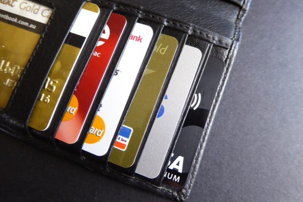 So sánh thẻ thanh toán và ví điện tử: thẻ ghi nợ